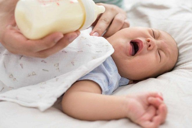 Bé quấy khóc từ chối ti bình